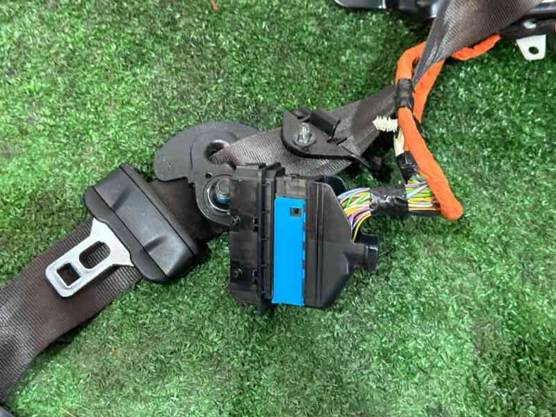 LR057427 Seat belt front left Range Rover L405 (2013-2021) used cost 150 € in stock 1 pcs.