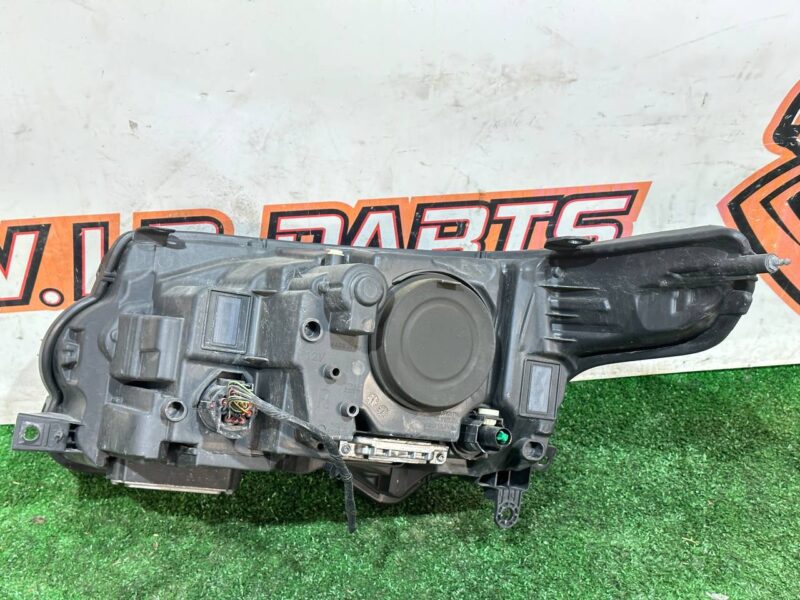 LR067207 Headlight right Range Rover L405 (2013-2021) used cost 400 € in stock 3 pcs.