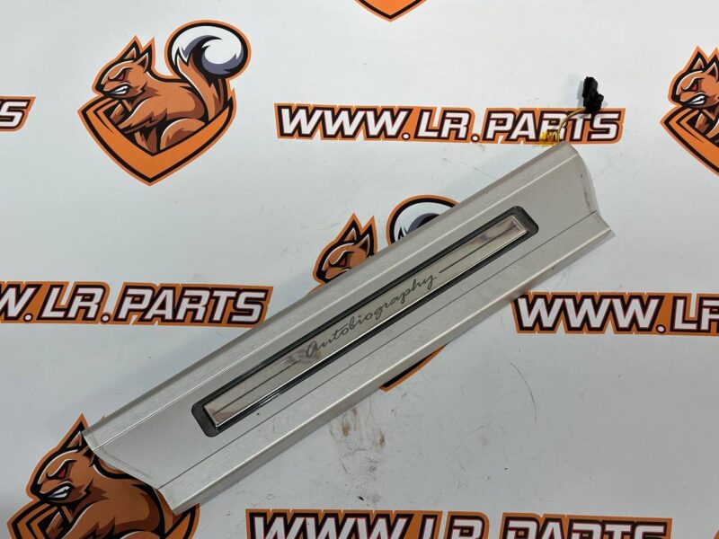 LR067277 Front door sill pad left Range Rover L405 (2013-2021) used cost 70 € in stock 1 pcs.