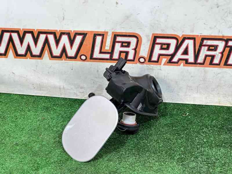 LR088353 Range Rover L405 (2013-2021) tank flap used - Image 19