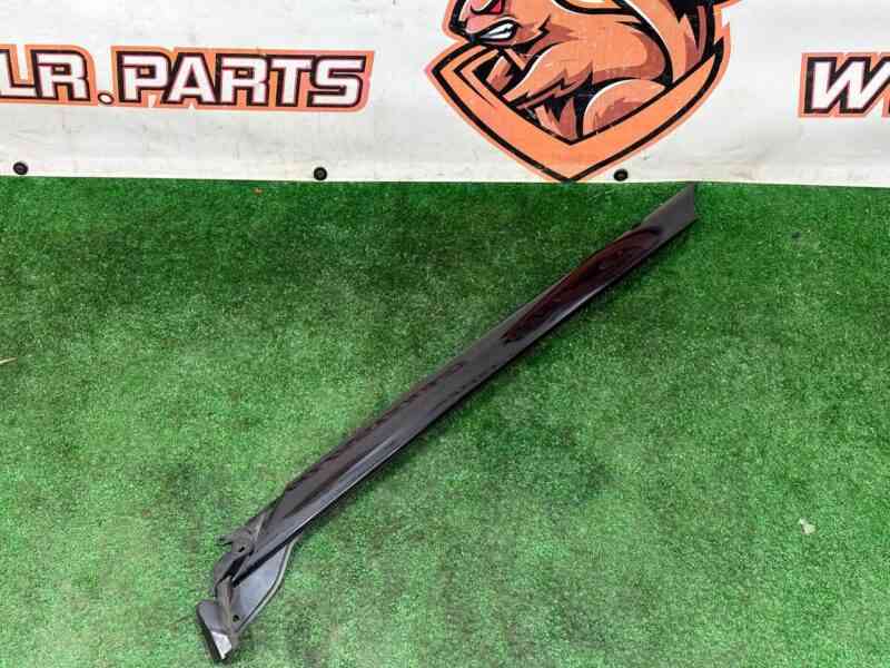 LR092716 Windshield pillar trim right Range Rover Velar L560 (2018-) Used cost 100 € in stock 1 pcs.