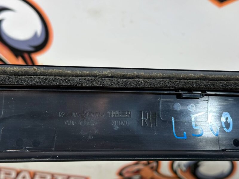 LR092716 Windshield pillar trim right Range Rover Velar L560 (2018-) Used - Image 13