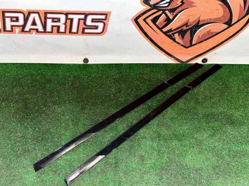 LR105210 Rear left upper door molding Land Rover Discovery 5 L462 (2017-) used cost 37 € in stock 2 pcs.