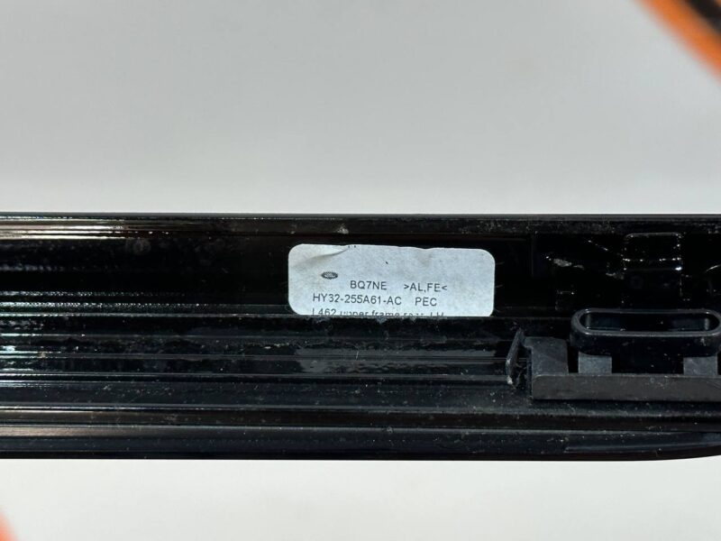 LR105210 Rear left upper door molding Land Rover Discovery 5 L462 (2017-) used cost 37 € in stock 2 pcs.
