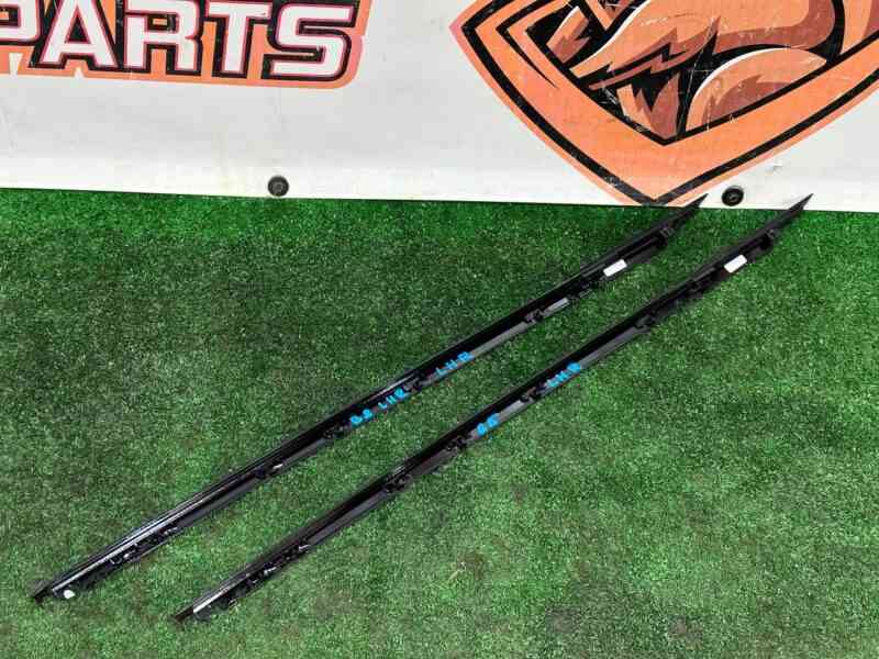 LR105210 Rear left upper door molding Land Rover Discovery 5 L462 (2017-) used cost 37 € in stock 2 pcs.