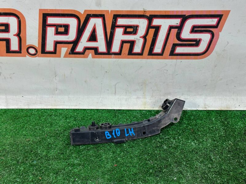 LR109392 Rear bumper mounting bracket Upper left RANGE ROVER VELAR Used cost 30 € in stock 2 pcs.