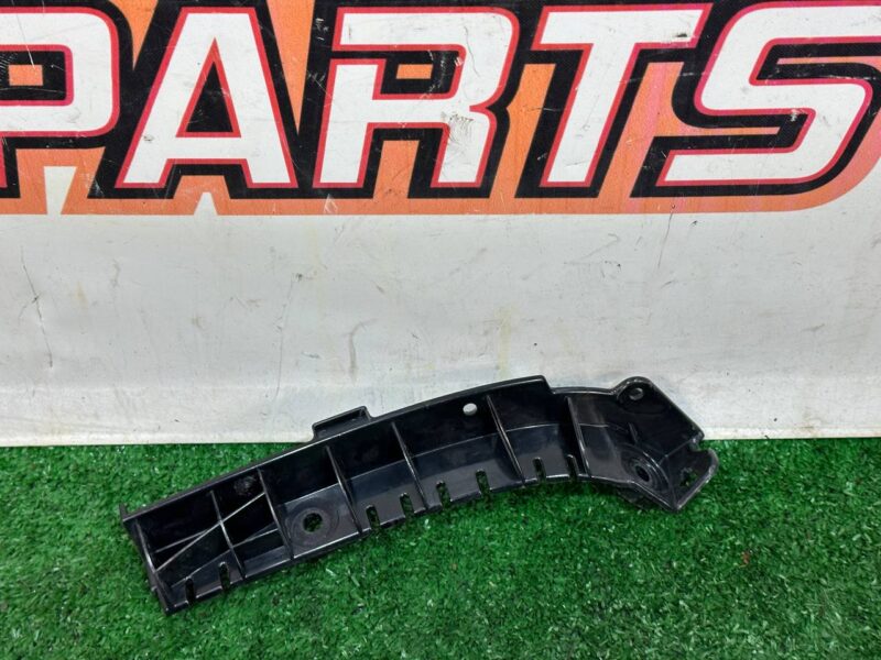 LR109392 Rear bumper mounting bracket Upper left RANGE ROVER VELAR Used cost 30 € in stock 2 pcs.