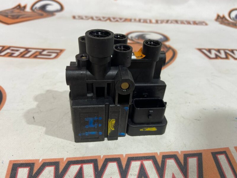 LR113342 Rear air suspension valve block Range Rover L405 (2013-2021) USED cost 80 € in stock 2 pcs.