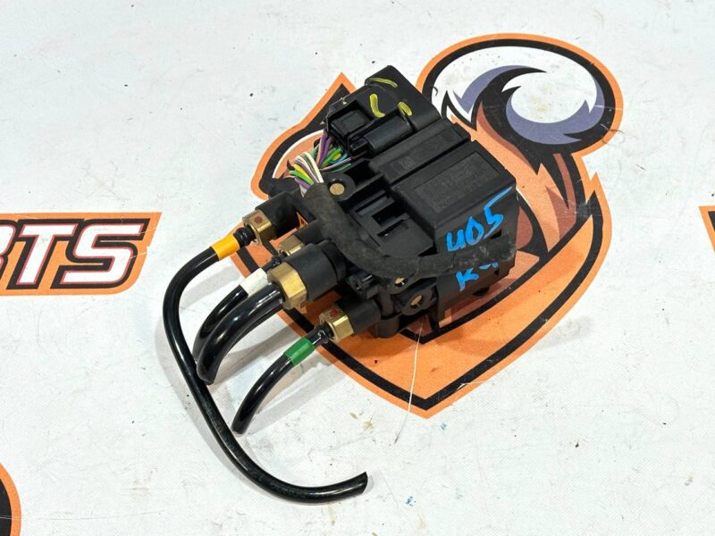 LR113342 Rear air suspension valve block Range Rover L405 (2013-2021) USED cost 80 € in stock 2 pcs.