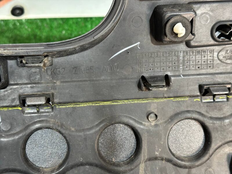 LR125981 Front left door molding Range Rover L405 (2013-2021) Used - Image 17