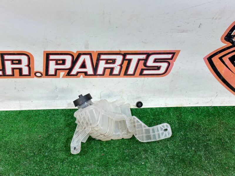 LR140844 Coolant reservoir Range Rover Velar L560 (2018-) used cost 80 € in stock 1 pcs.
