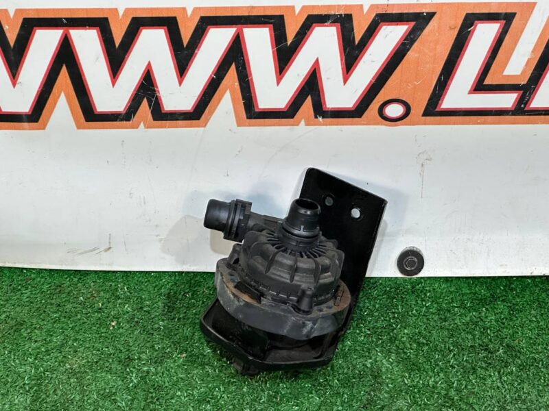 LR141069 Water pump Range Rover Velar L560 (2018-) used cost 200 € in stock 1 pcs.