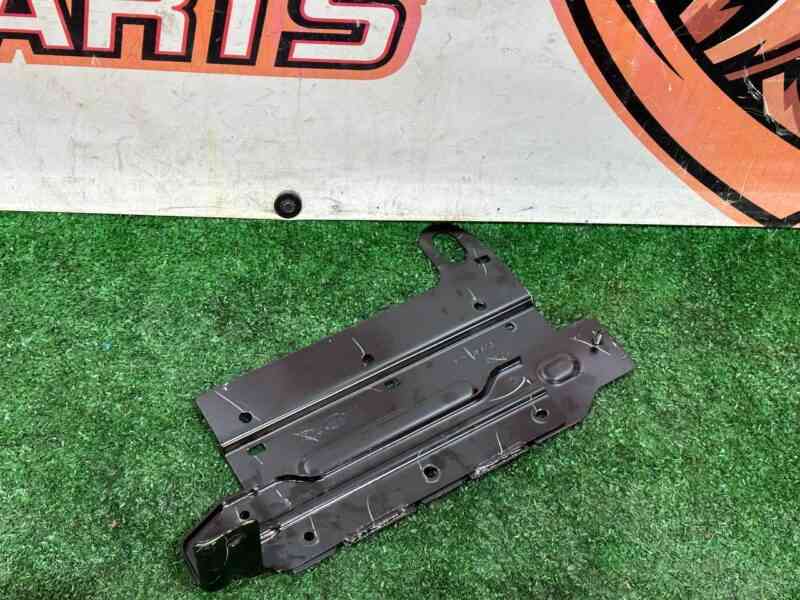 LR141785 Rear battery bracket Range Rover Velar L560 (2018-) used cost 20 € in stock 2 pcs.