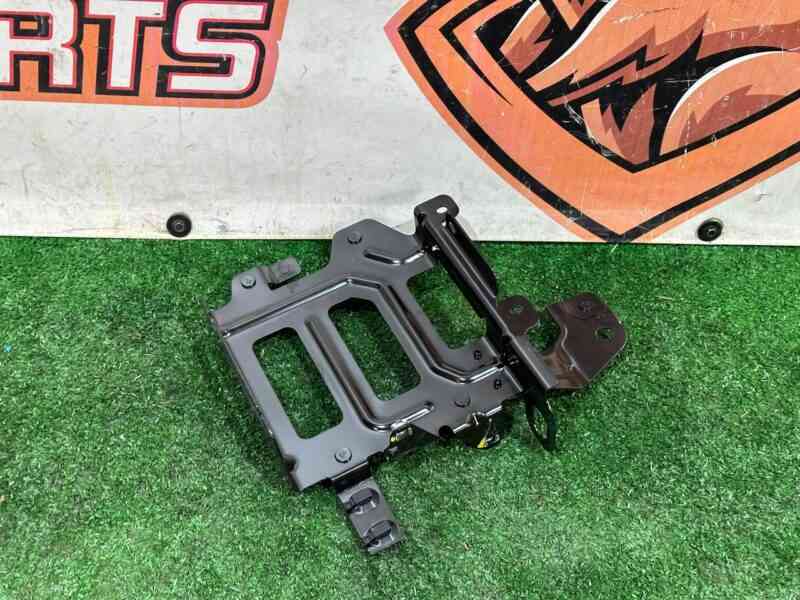 LR141793 Transducer bracket upper Range Rover Velar L560 (2018-) used cost 25 € in stock 2 pcs.