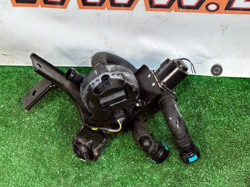 LR141880 Water pump assembly Range Rover Velar L560 (2018-) USED cost 150 € in stock 1 pcs.