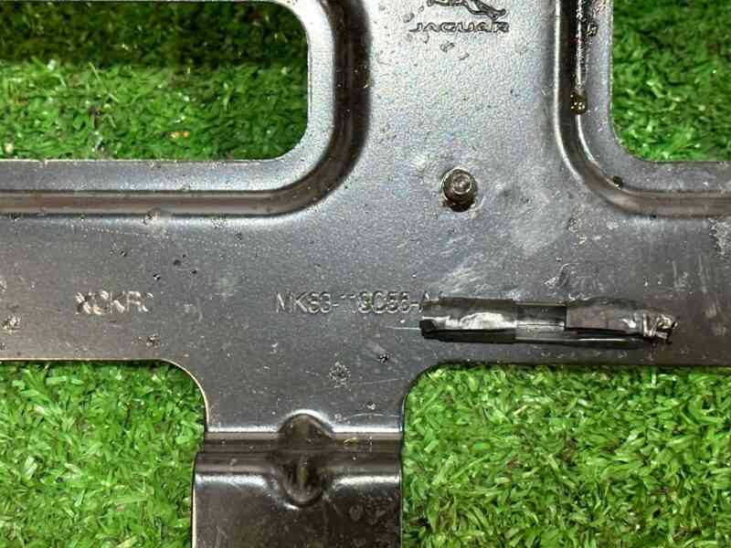 LR142858 Bracket cooler Range Rover Velar L560 (2018-) used cost 25 € in stock 1 pcs.