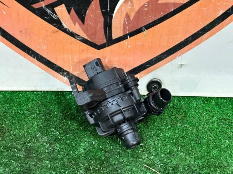 LR146321 Additional pump for cooling system Range Rover Velar L560 (2018-) USED cost 130 € in stock 2 pcs.