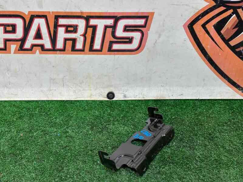 T4A43443 Battery bracket right Jaguar F-Pace X761 (2017-) USED cost 10 € in stock 3 pcs.