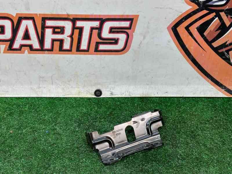 T4A43443 Battery bracket right Jaguar F-Pace X761 (2017-) USED cost 10 € in stock 3 pcs.