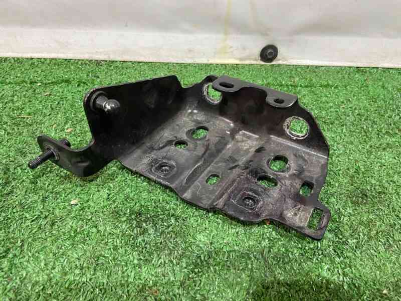 T4K10306 Front panel mounting bracket left Jaguar I-Pace (2018-) used cost 50 € in stock 1 pcs.