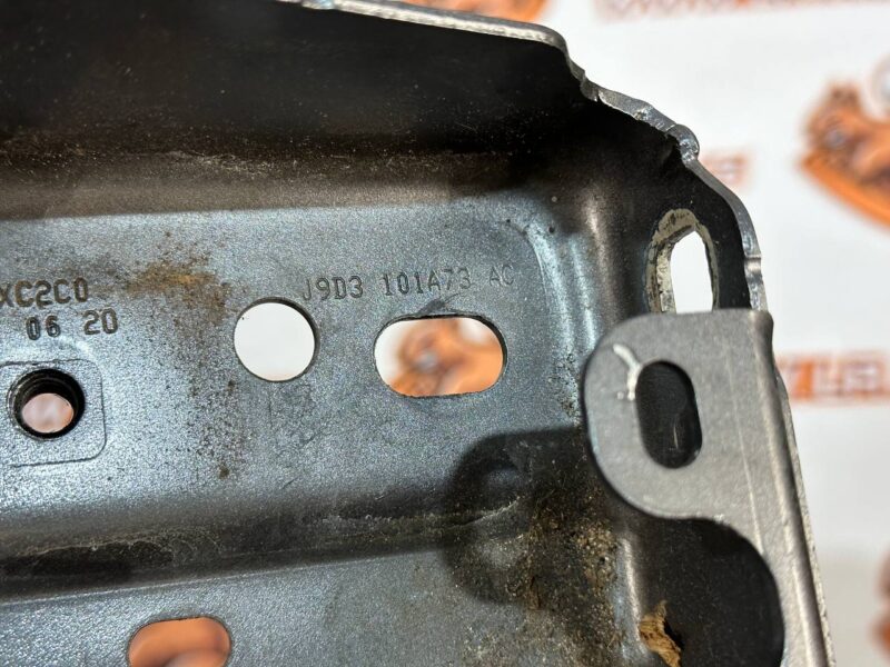 T4K10306 Front panel mounting bracket left Jaguar I-Pace (2018-) used cost 50 € in stock 1 pcs.