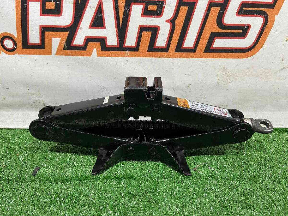 BJT137790A Used MAZDA 3 jack