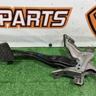 K0N1V9093 Used brake pedal MAZDA 3