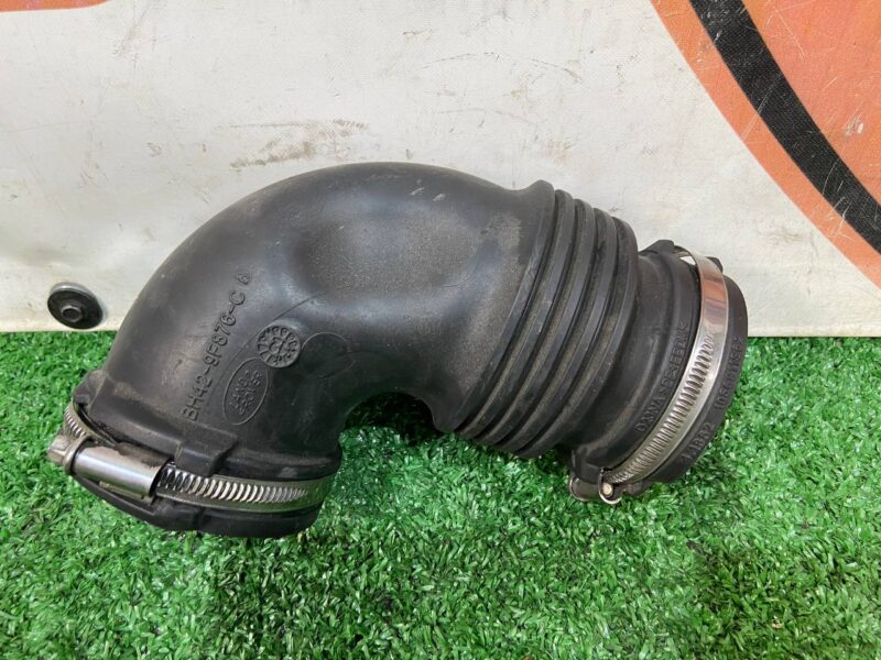 LR030209 Nozzle connecting the filter housing with the air intake nozzle Range Rover L405 (2013-2021) Used cost 50 € in stock 1 pcs.