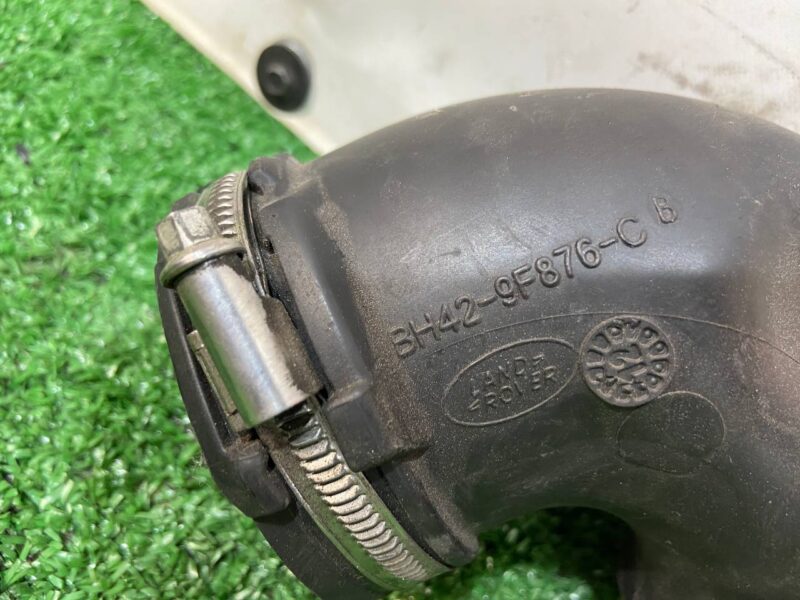 LR030209 Nozzle connecting the filter housing with the air intake nozzle Range Rover L405 (2013-2021) Used cost 50 € in stock 1 pcs.