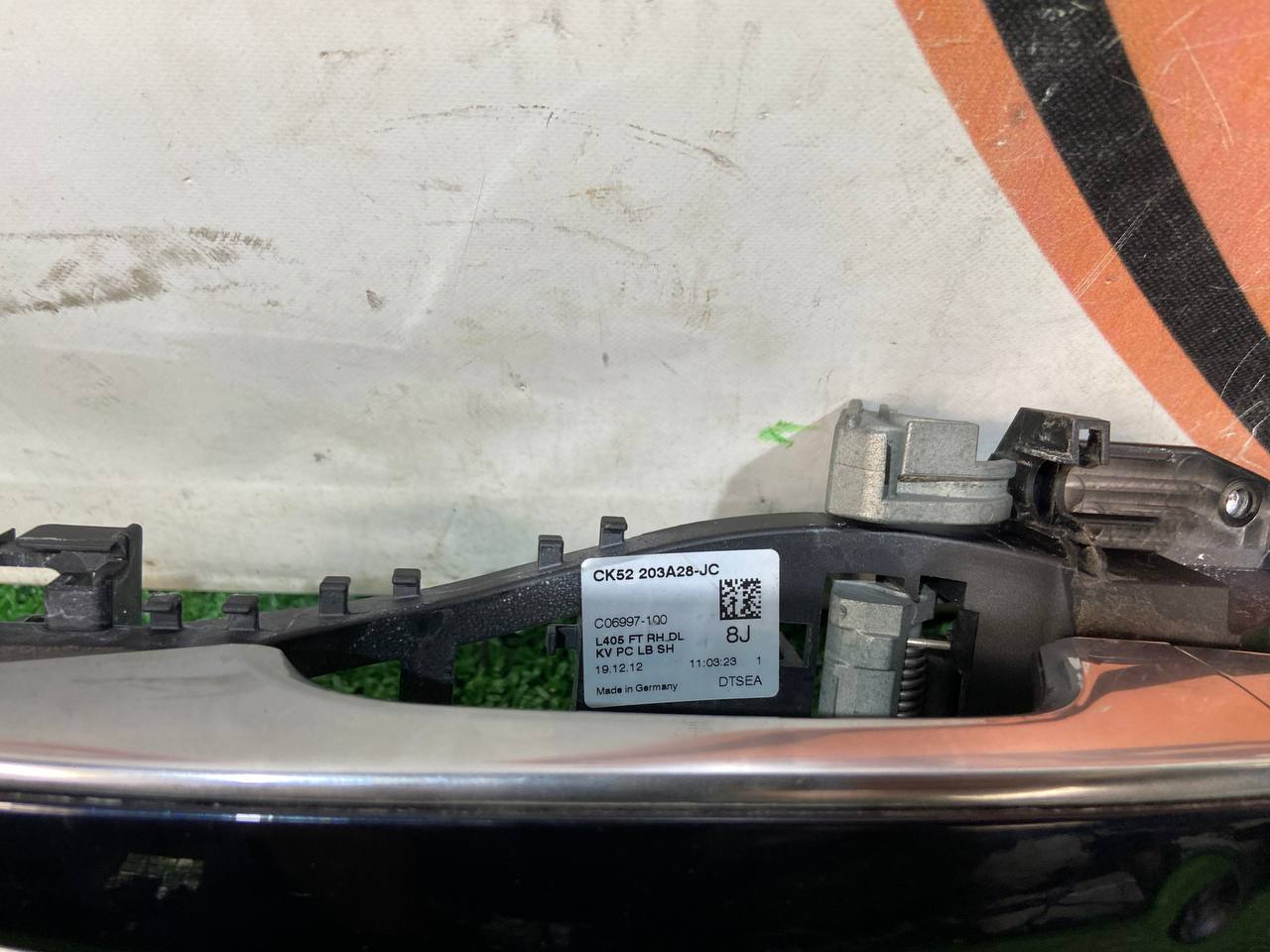 LR040251 Door handle outside front right assy Range Rover L405 (2013-2021) used cost € in stock 1 pcs.