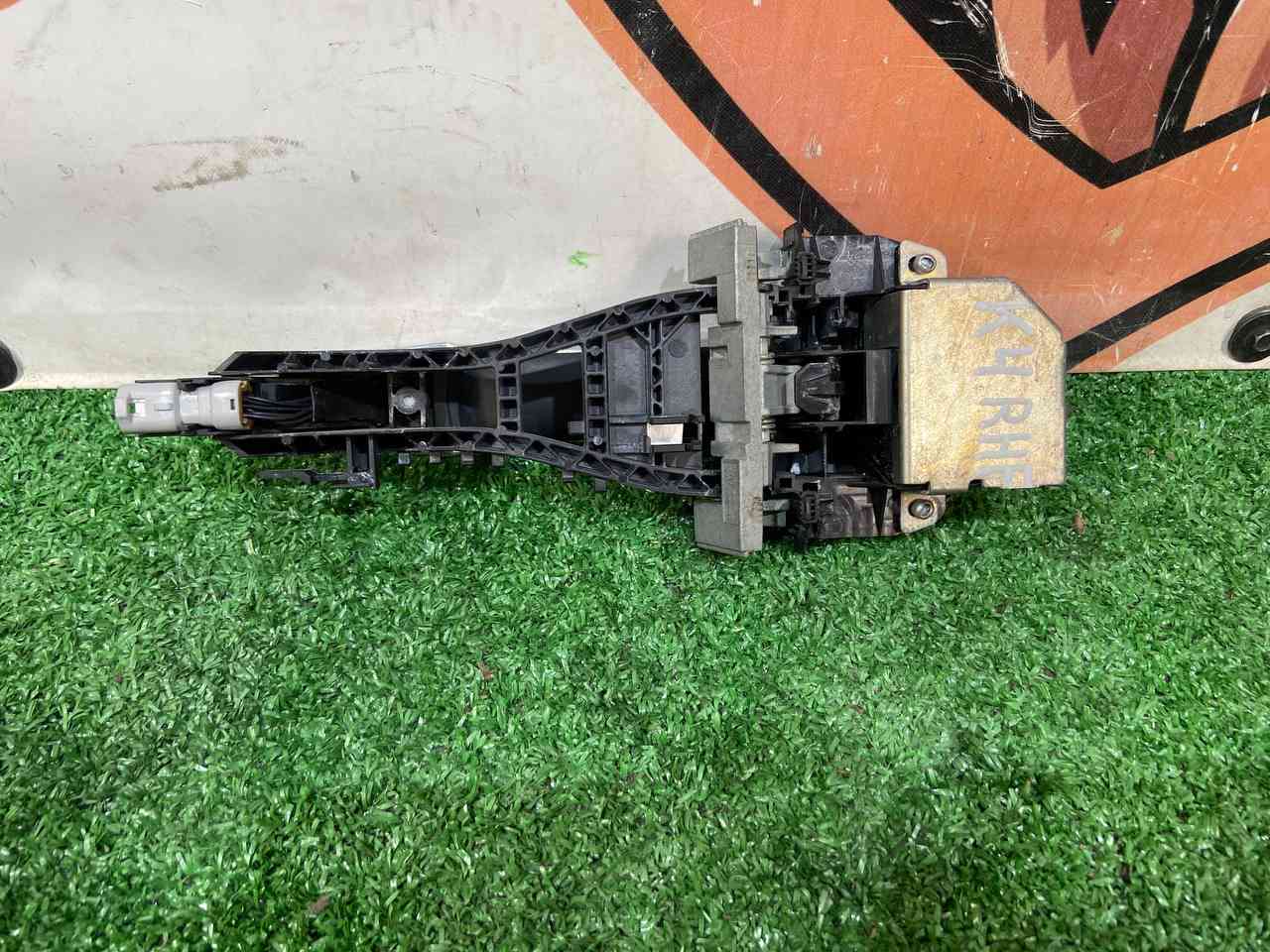 LR040251 Door handle outside front right assy Range Rover L405 (2013-2021) used cost € in stock 1 pcs.