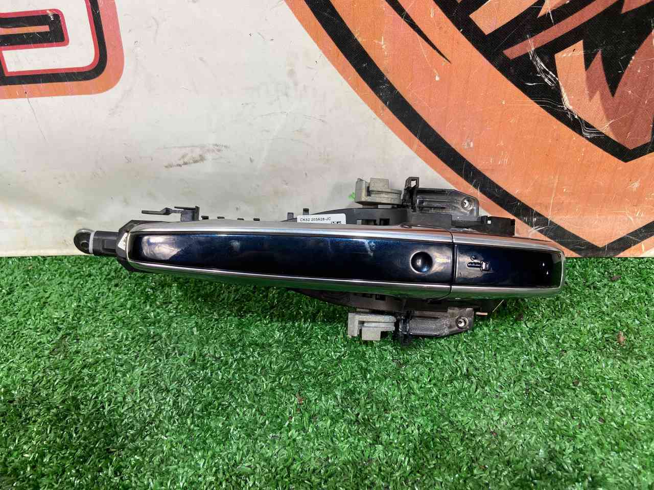 LR040251 Door handle outside front right assy Range Rover L405 (2013-2021) used cost € in stock 1 pcs.