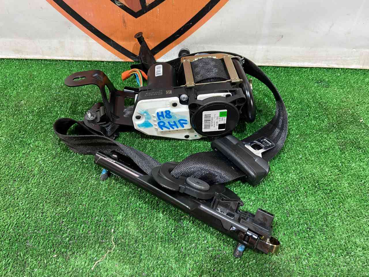 LR057417 Seat belt front right Range Rover L405 (2013-2021) used cost 150 € in stock 1 pcs.