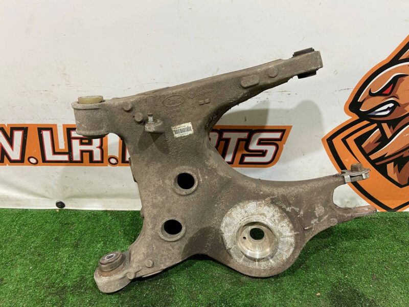 LR081547 Rear right lever Range Rover L405 (2013-2021) Used cost 150 € in stock 1 pcs.