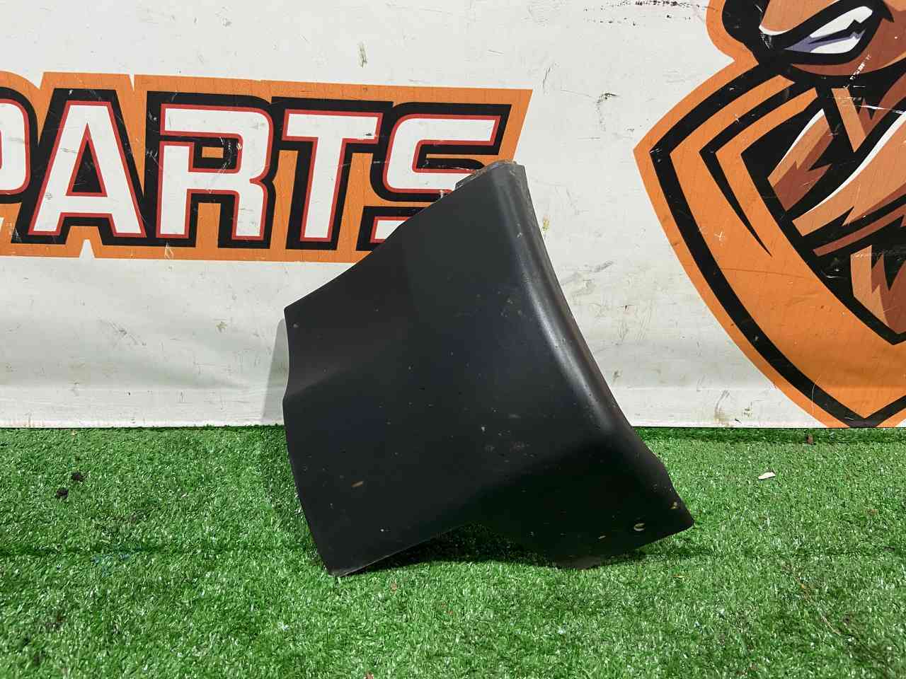 LR082946 Fender molding front right lower Land Rover Discovery 5 L462 Used cost 37 € in stock 1 pcs.