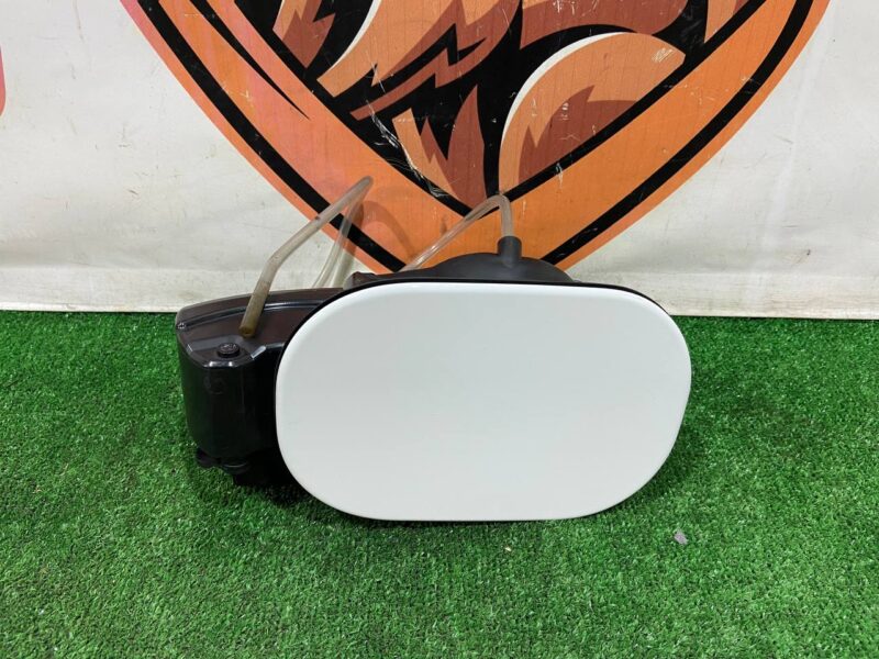 LR088353 Range Rover L405 (2013-2021) tank flap used - Image 16