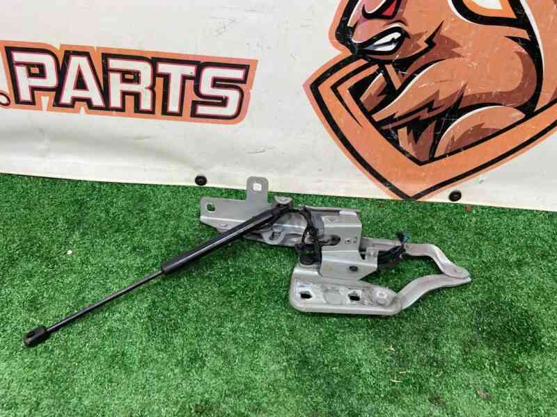 LR117304 Hood hinge right Range Rover Evoque New L551 (2019-) Used cost 62,5 € in stock 3 pcs.