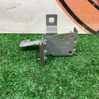 LR117318 Wing mounting bracket left upper Range Rover Evoque New L551 (2019-) used cost  € in stock 1 pcs.