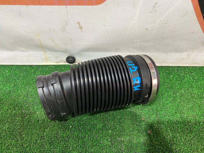 LR127895 3.0TD Air duct right RANGE ROVER SPORT (L494) 2013- Used cost 30 € in stock 2 pcs.