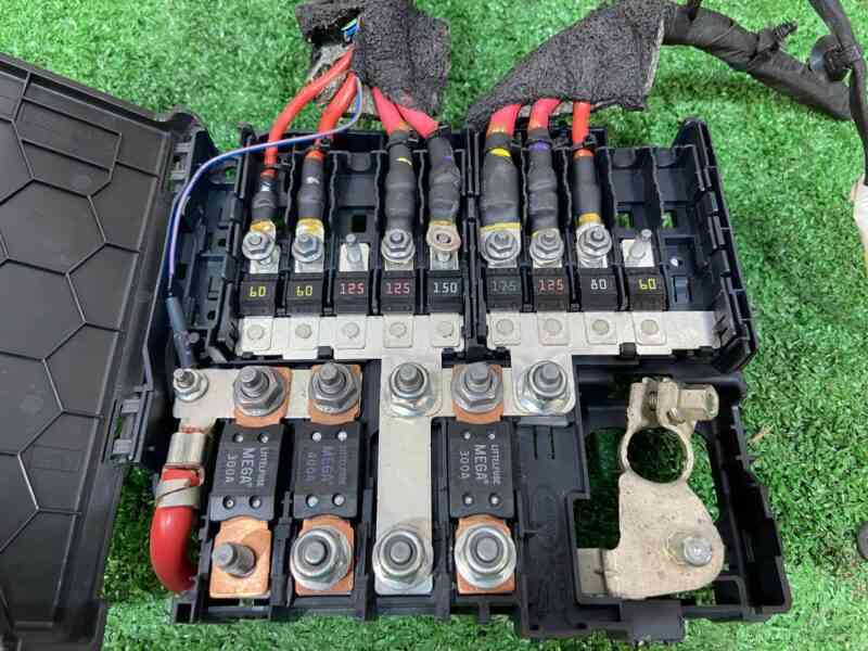 LR128112 Used fuse box Range Rover Evoque New L551 (2019-) cost 35 € in stock 1 pcs.