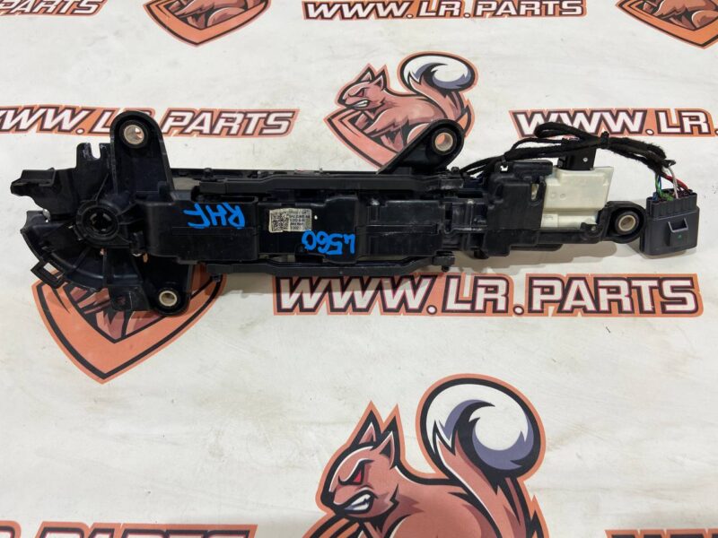 LR135300 The door handle is front right Range Rover Velar L560 (2018-) used cost 90 € in stock 2 pcs.