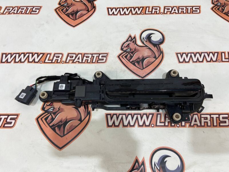 LR135300 The door handle is front right Range Rover Velar L560 (2018-) used cost 90 € in stock 2 pcs.