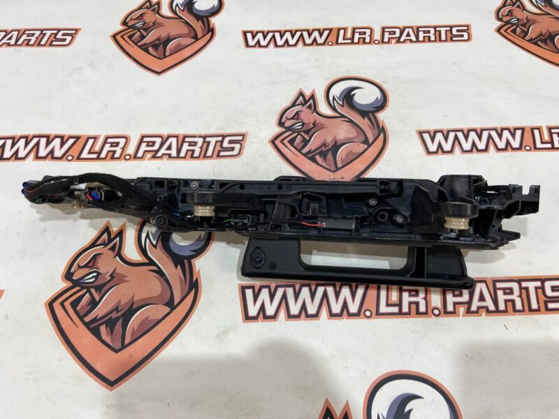 LR135300 The door handle is front right Range Rover Velar L560 (2018-) used cost 90 € in stock 2 pcs.