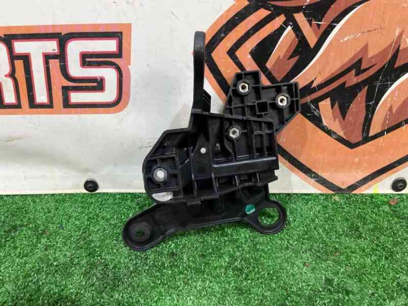 LR135974 Bracket battery platform Range Rover Evoque New L551 (2019-) used cost 50 € in stock 1 pcs.