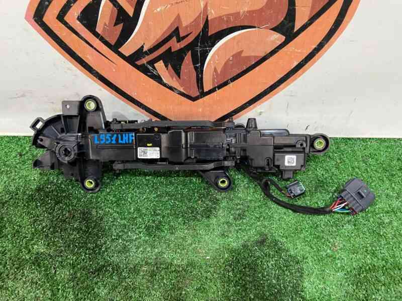 LR144889 Door handle outer front left Range Rover Evoque New L551 (2019-) Used cost 80 € in stock 1 pcs.