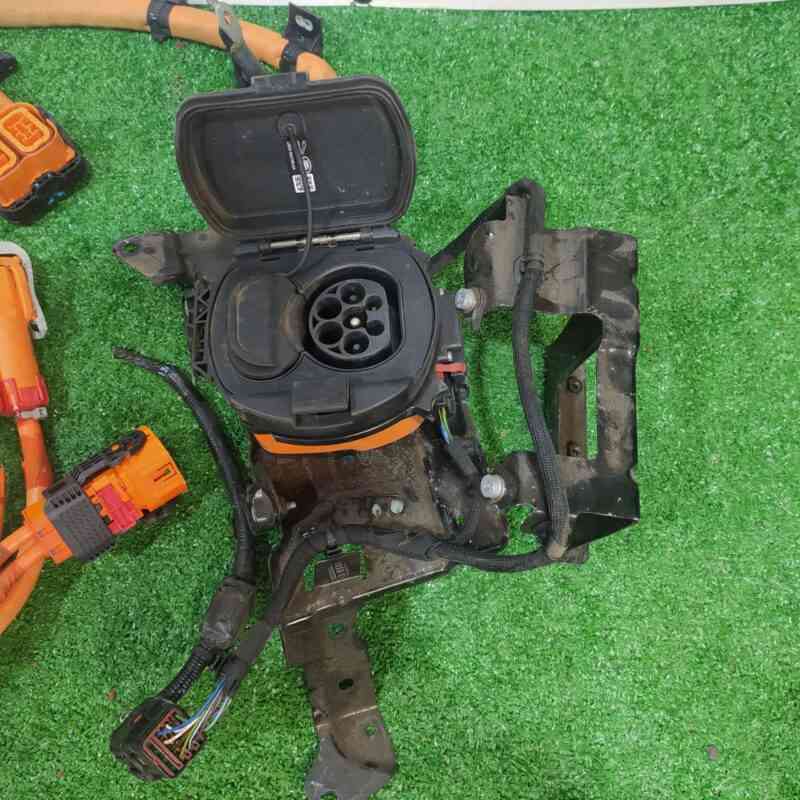 LR146042 Used Range Rover Evoque New L551 Dual Charging Socket (2019-) cost 450 € in stock 1 pcs.