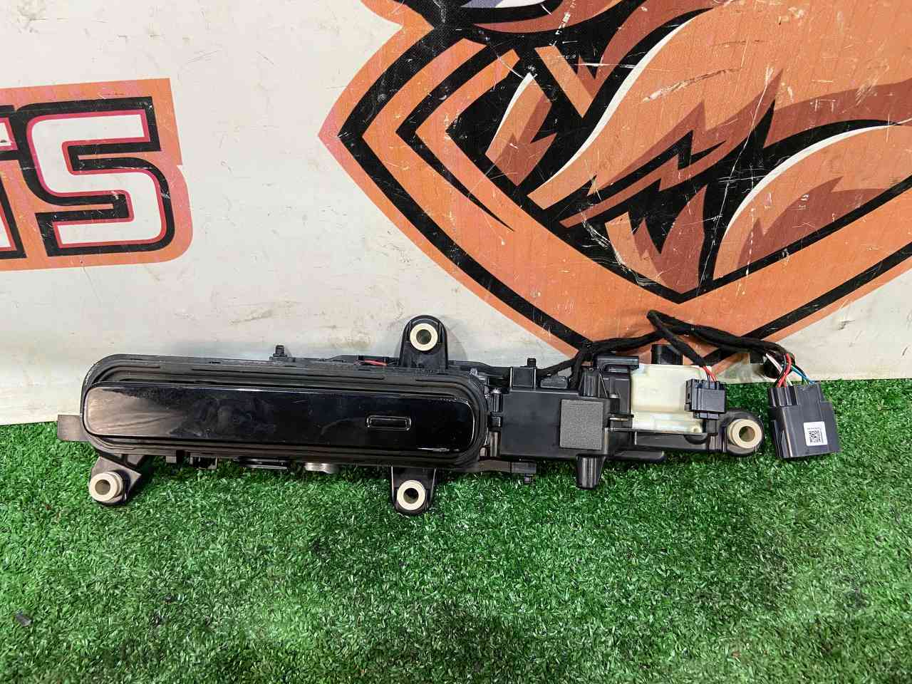 LR178960 Door handle outer rear left Range Rover Velar L560 (2018-) Used cost 90 € in stock 1 pcs.