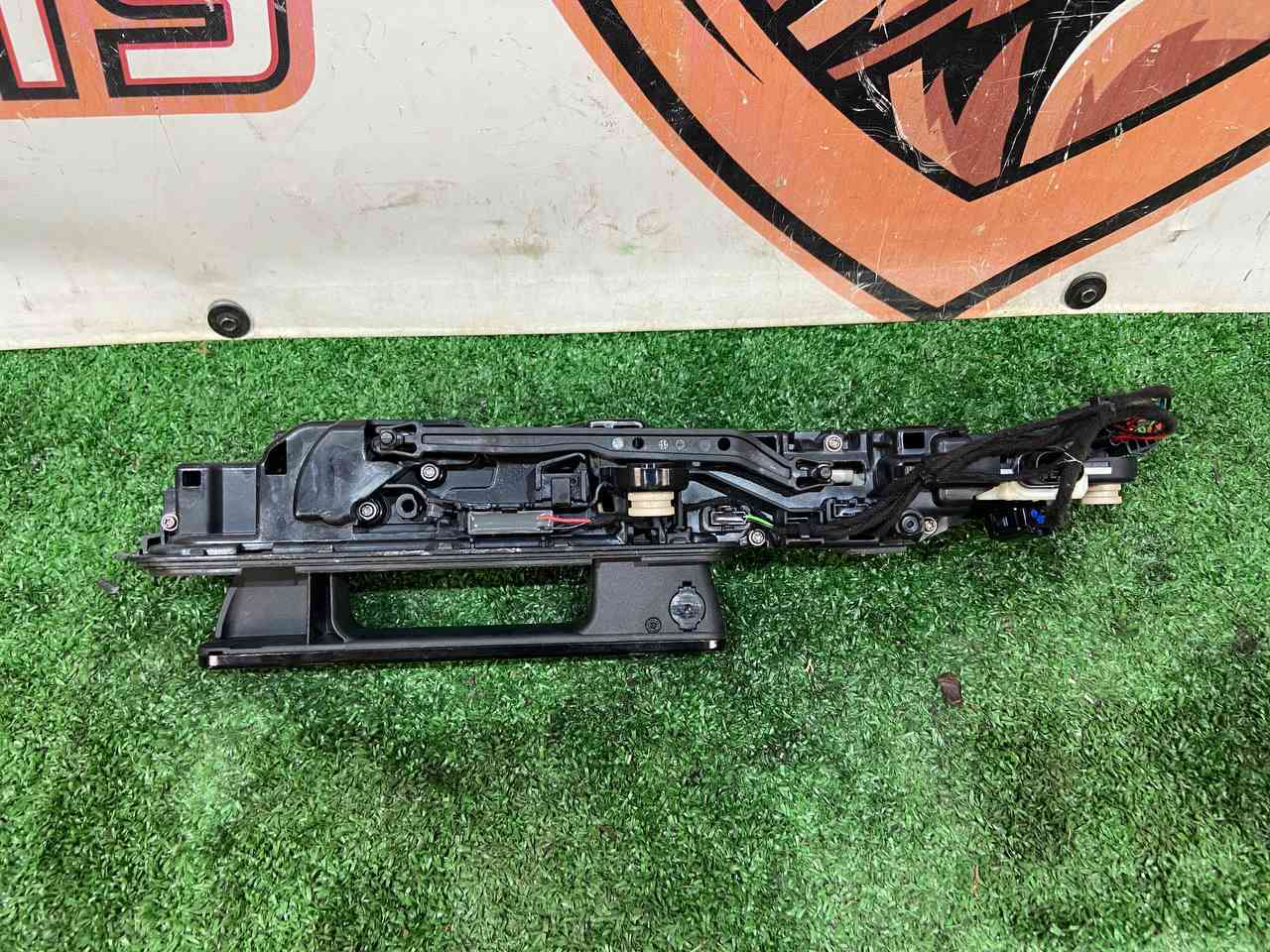 LR178960 Door handle outer rear left Range Rover Velar L560 (2018-) Used cost 90 € in stock 1 pcs.