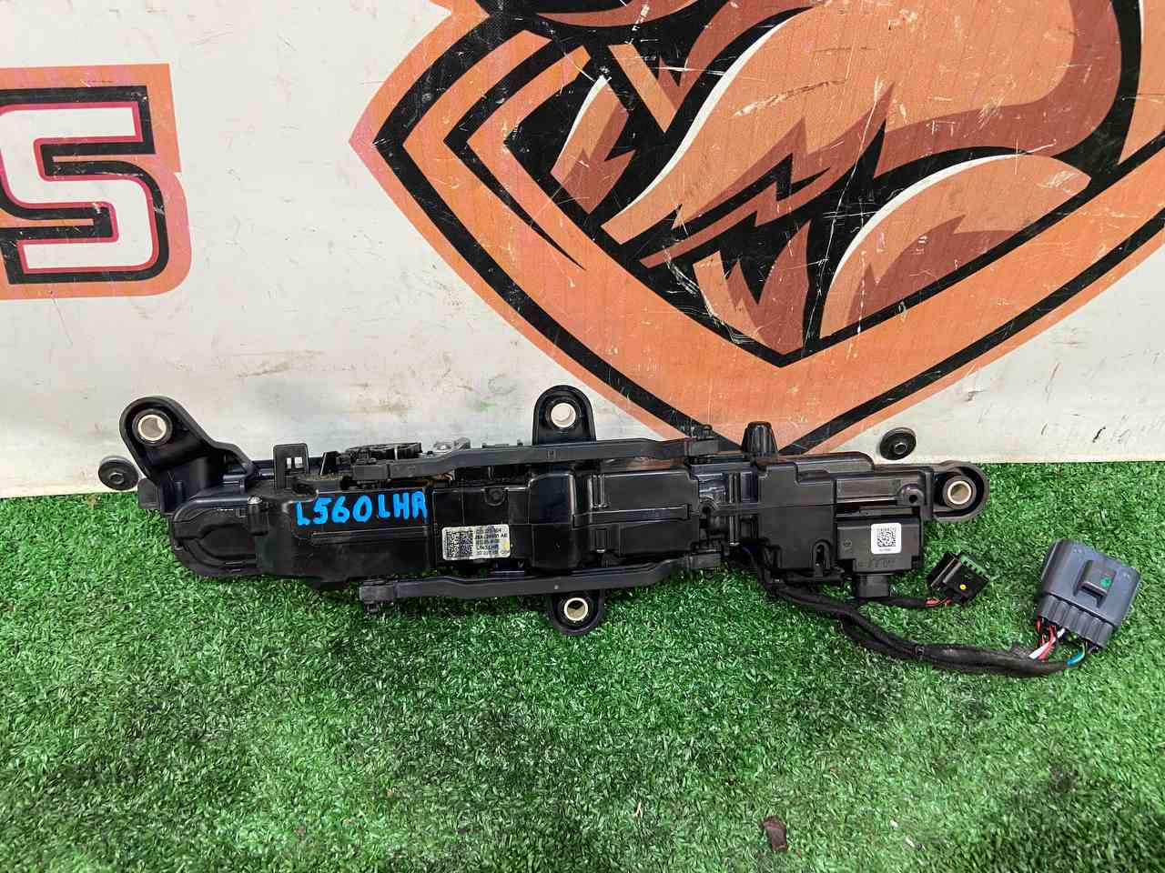 LR178960 Door handle outer rear left Range Rover Velar L560 (2018-) Used cost 90 € in stock 1 pcs.