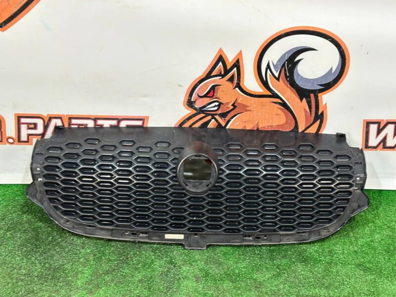 T4A33177 Radiator grille without chamber assembled with moldings and with emblem Jaguar I-Pace (2018-) Used cost 270 € in stock 1 pcs.